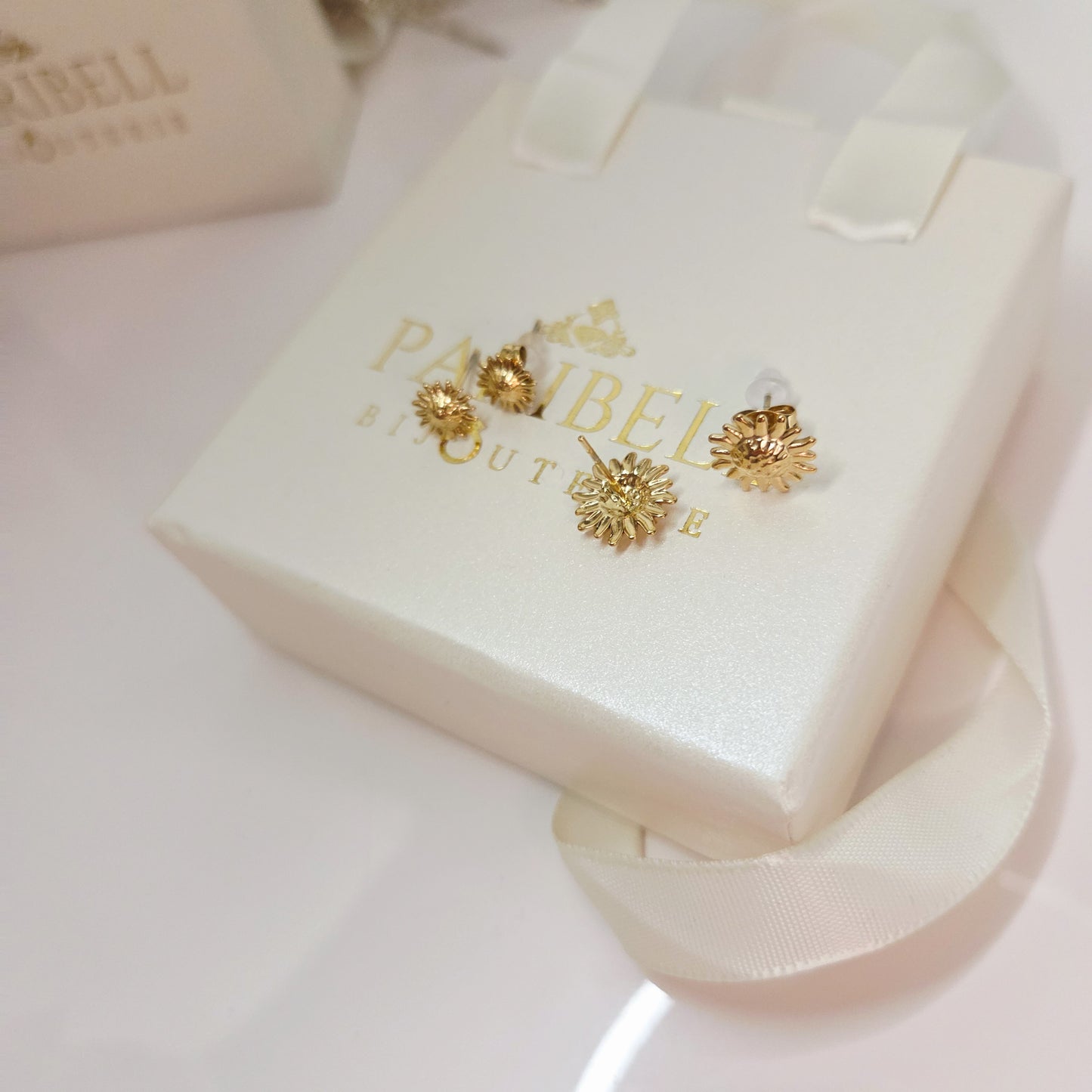 Paire de boucles d’oreilles puces motif soleil