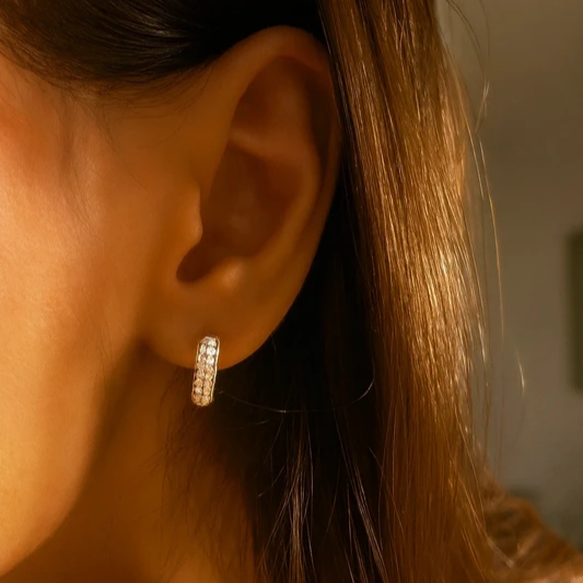 Boucles d’oreilles créoles argentées en acier inoxydable serties d’éclats brillants – Paribell