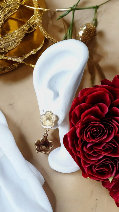 Détail des boucles d’oreilles Estella dorées pendantes