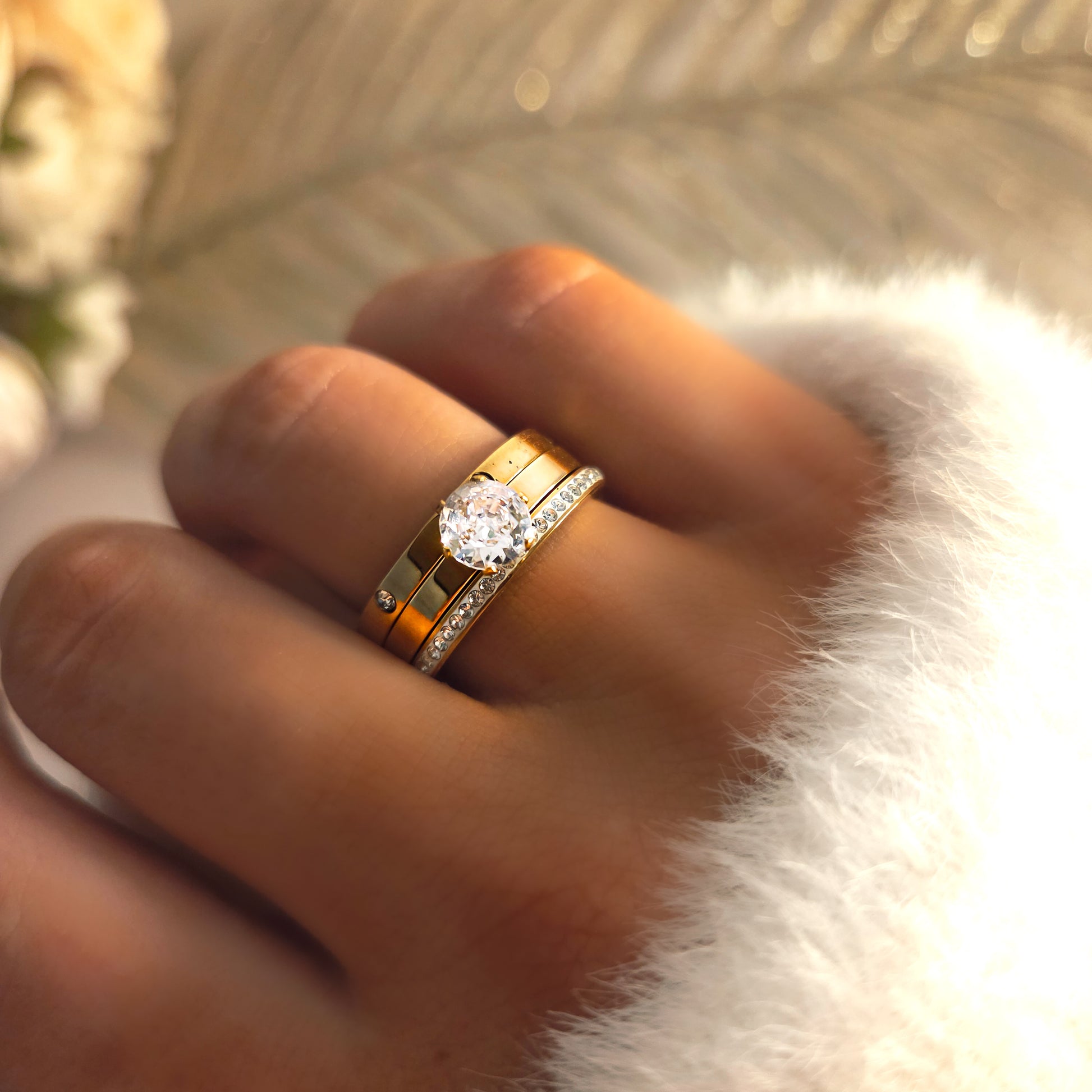 Ensemble de trois bagues pour femme en acier inoxydable doré, composé d’un solitaire et de deux anneaux ornés de strass. Bijoux résistants à l’eau et hypoallergéniques, parfaits pour un style chic et raffiné.