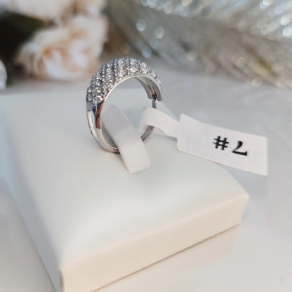 La vue arrière dévoile une monture pensée pour le confort et la stabilité. Le design reste harmonieux sous tous les angles. Une bague aussi esthétique que fonctionnelle.