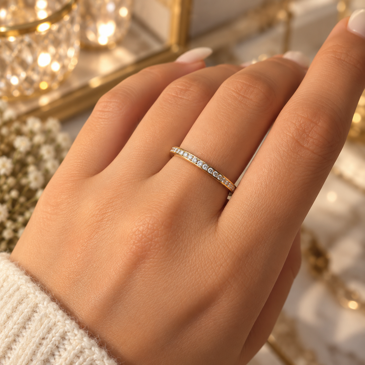Bague alliance fine dorée sertie de cristaux