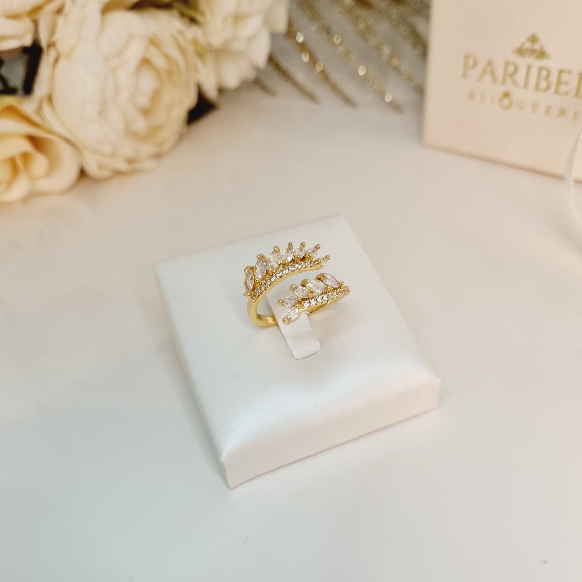 Bague Amalya dorée en forme de couronne avec zirconiums brillants – acier inoxydable, taille réglable – bijou féminin élégant Paribell