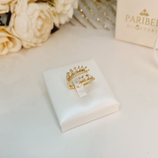 Bague Amalya dorée en forme de couronne avec zirconiums brillants – acier inoxydable, taille réglable – bijou féminin élégant Paribell