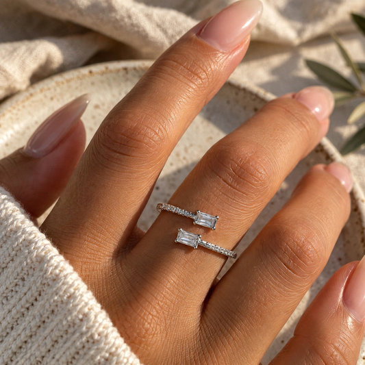 Bague argentée ajustable avec deux pierres rectangulaires transparentes
