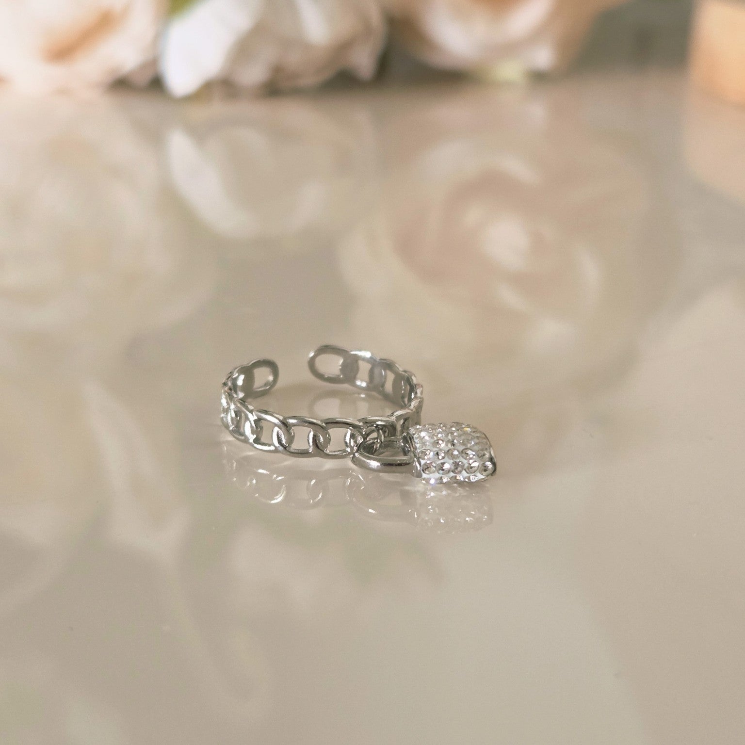Bague argentée réglable à maillons avec cadenas pavé en détail