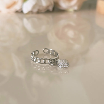 Bague argentée réglable à maillons avec cadenas pavé en détail