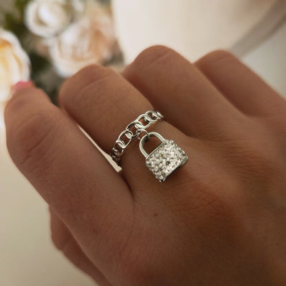 Bague argentée à maillons avec pendentif cadenas pavé portée
