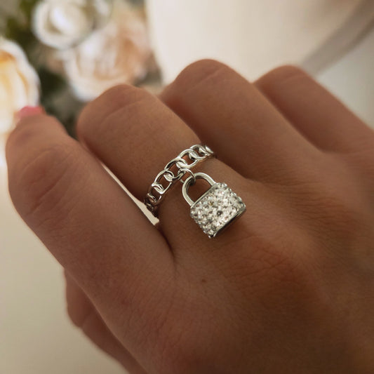 Bague argentée à maillons avec pendentif cadenas pavé portée