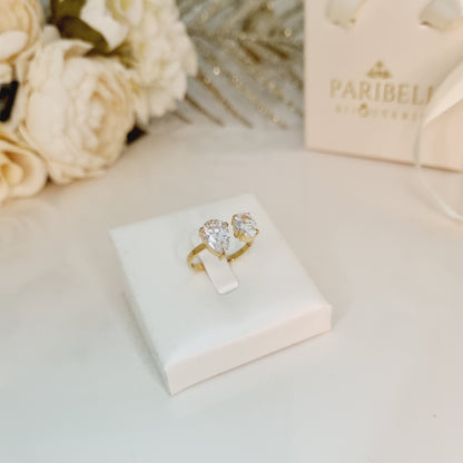 Bague Cléa en acier inoxydable doré avec deux pierres brillantes – Bijou ajustable sur présentoir blanc