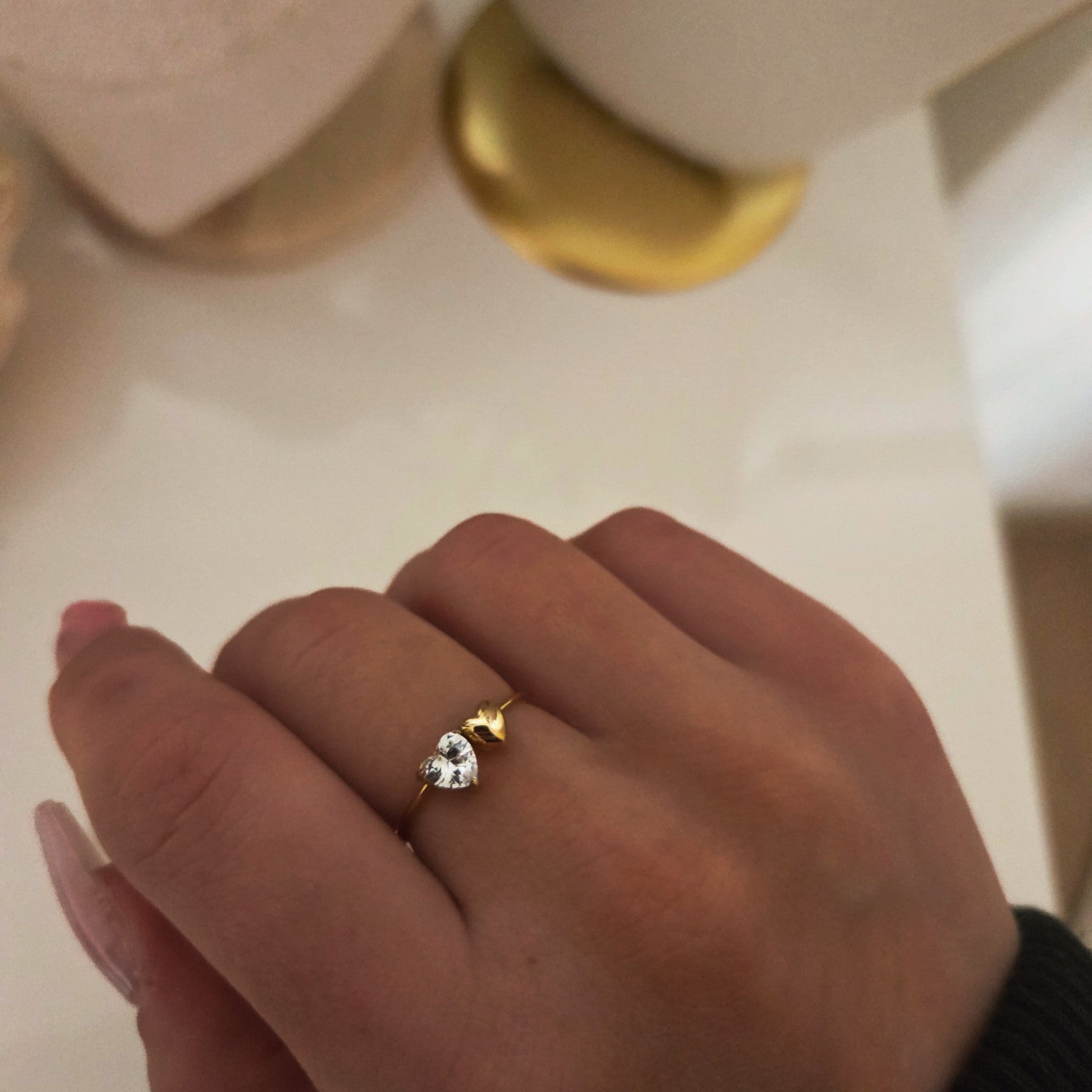Bague dorée ouverte avec cristal coeur portée