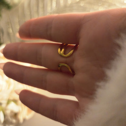 Bague dorée multi-rangs avec strass brillants portée au doigt