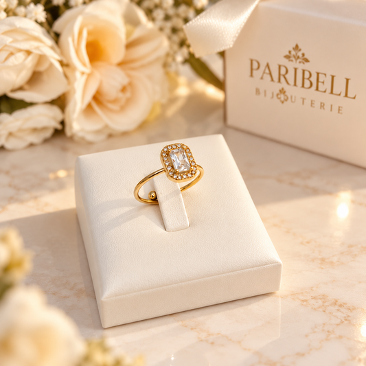 Bague dorée ouverte avec pierre rectangulaire transparente et contour de petites pierres scintillantes