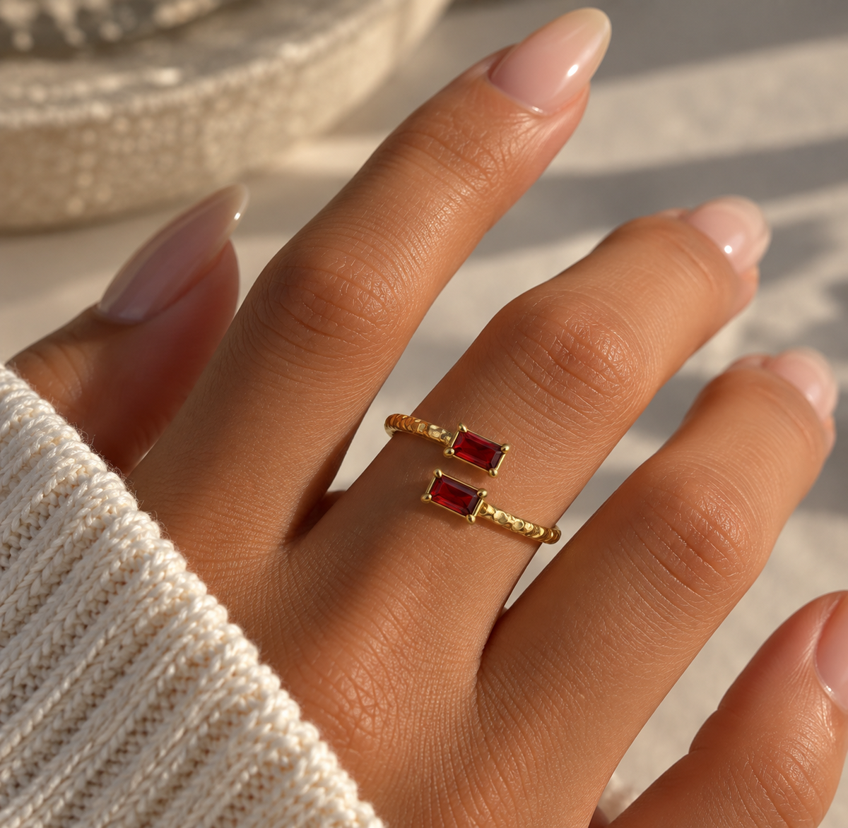 Bague femme dorée ajustable avec deux pierres rouges rectangulaires