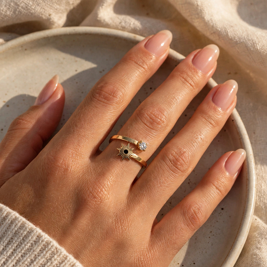 Bague dorée ajustable motif soleil et cristal