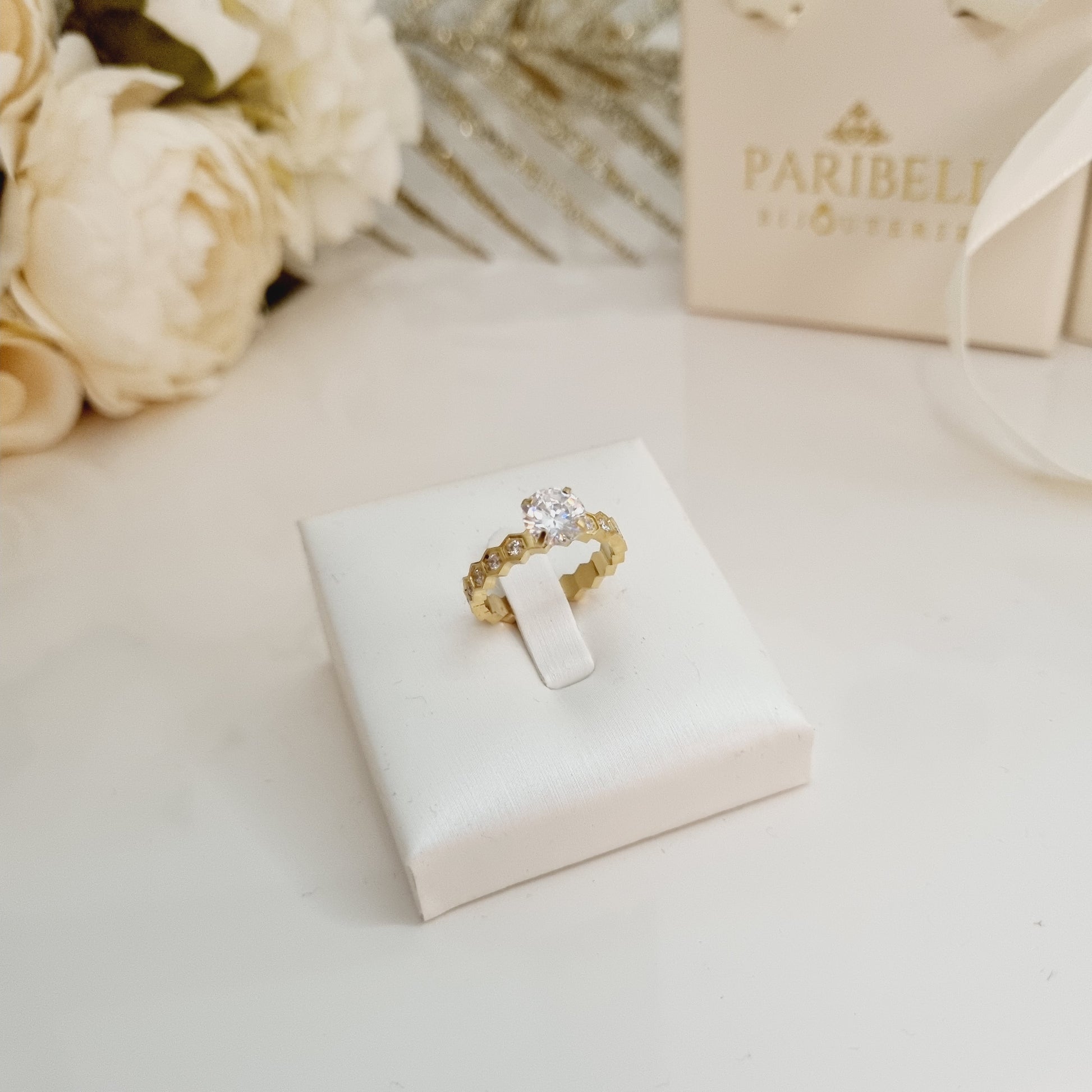 Bague dorée pour femme en acier inoxydable type fiançailles. 