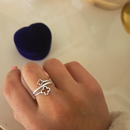 Bague réglable double trèfle argentée portée à la main