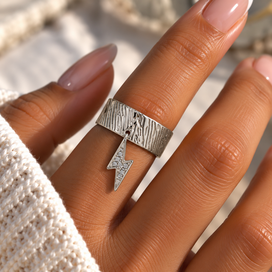 Bague argentée texturée avec pendentif éclair serti en acier inoxydable