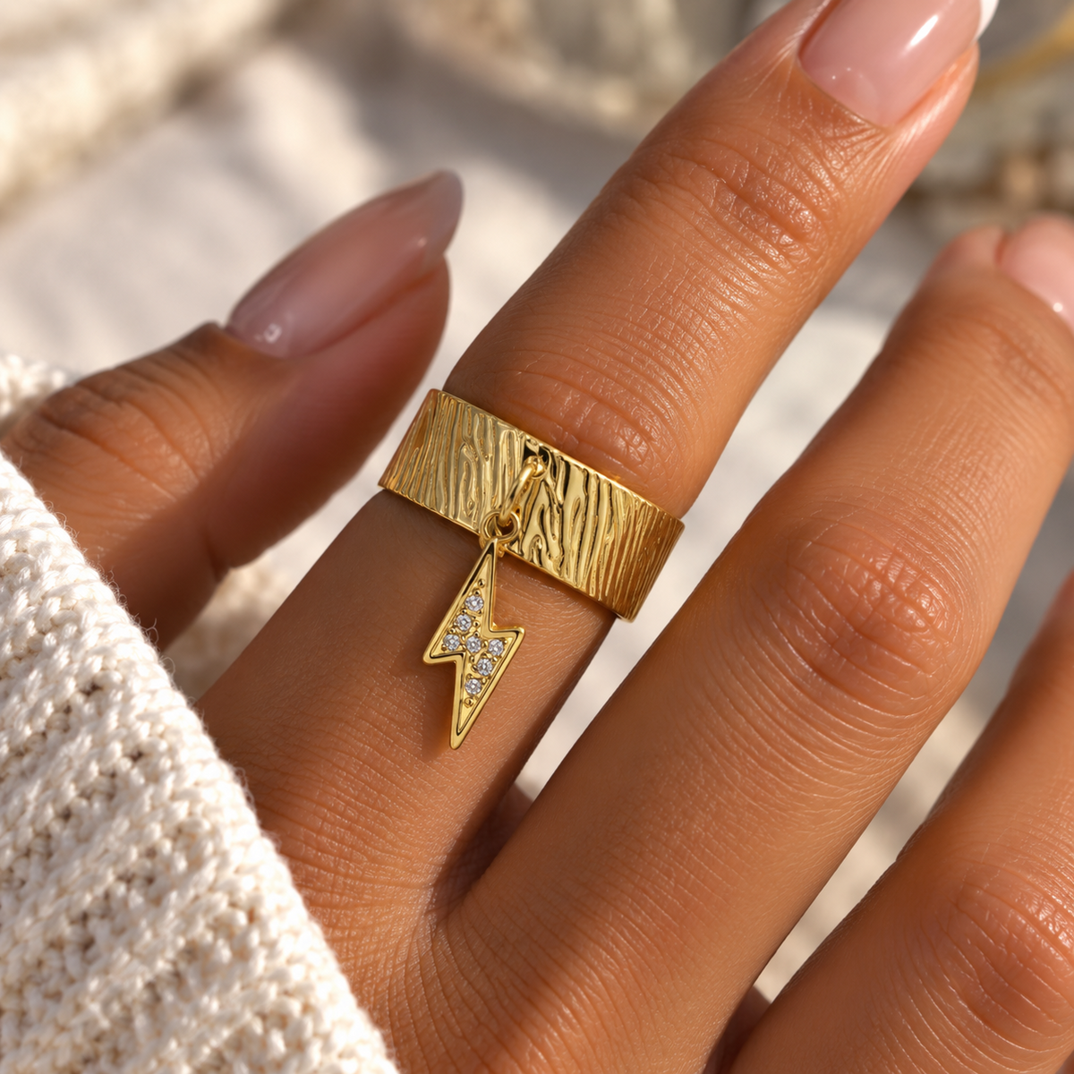 Bague dorée texturée avec pendentif éclair serti en acier inoxydable