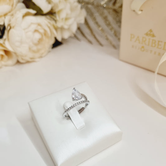 Bague Élise argentée vue de près avec zirconium larme