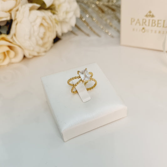 Bague Elna dorée avec pierre carrée centrale, anneau torsadé, taille réglable en acier inoxydable – bijou raffiné femme Paribell