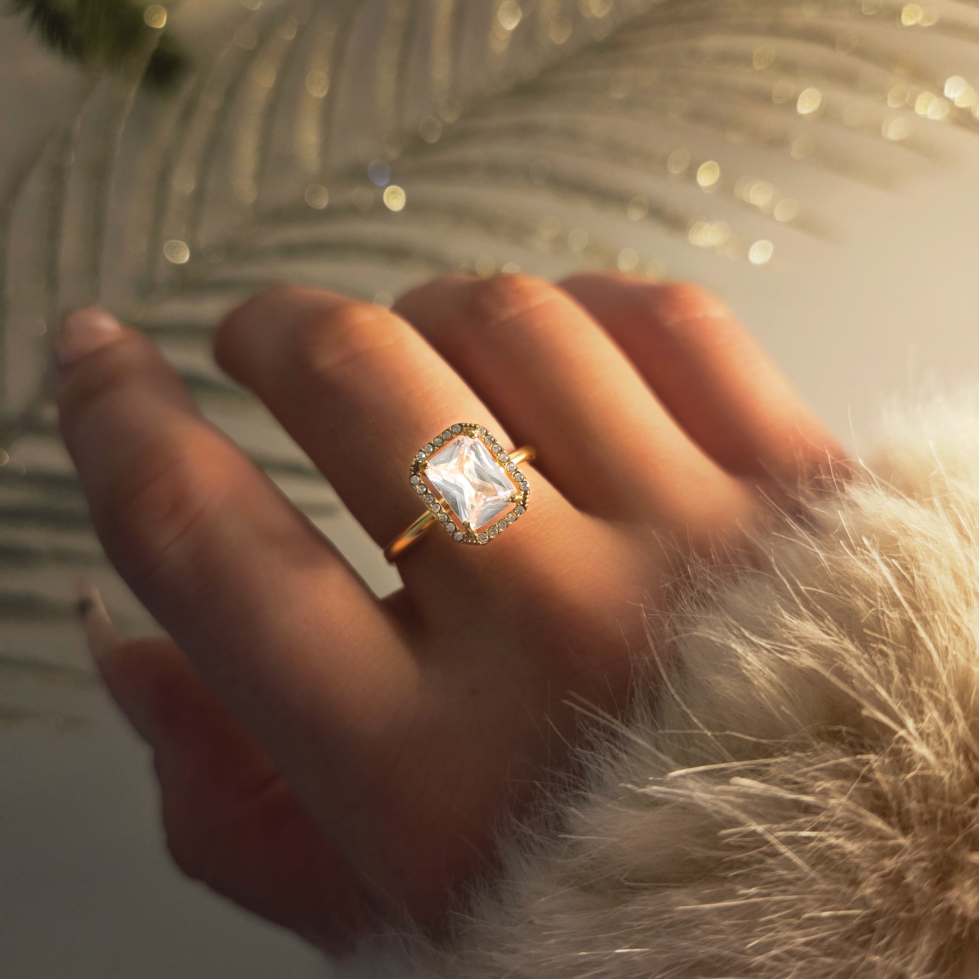 Bague de fiançailles dorée en acier inoxydable avec zircon carré et éclats brillants – Paribell