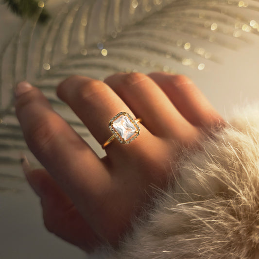 Bague de fiançailles dorée en acier inoxydable avec zircon carré et éclats brillants – Paribell