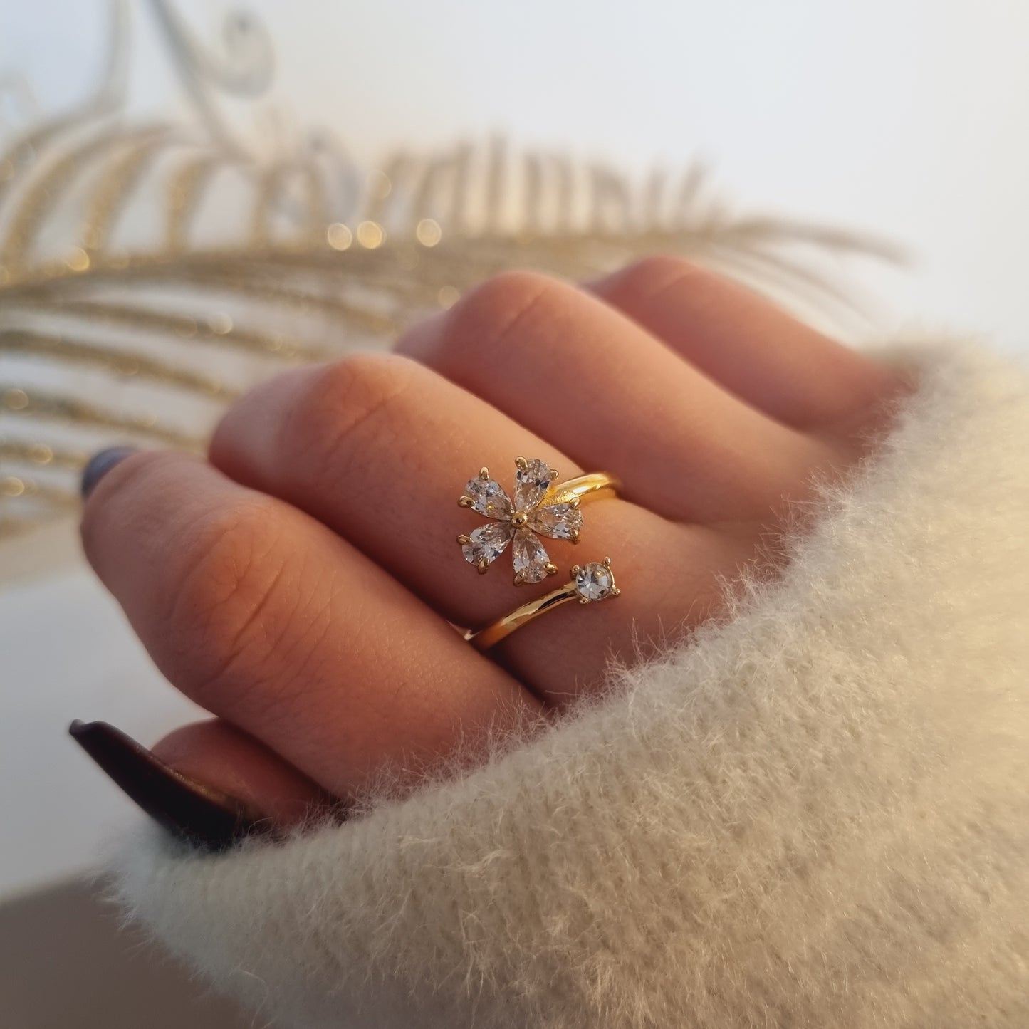 Bague dorée en acier inoxydable ajustable Milly, photo portée, motif fleur élégante ornée de pierres étincelantes - Bijouterie Paribell