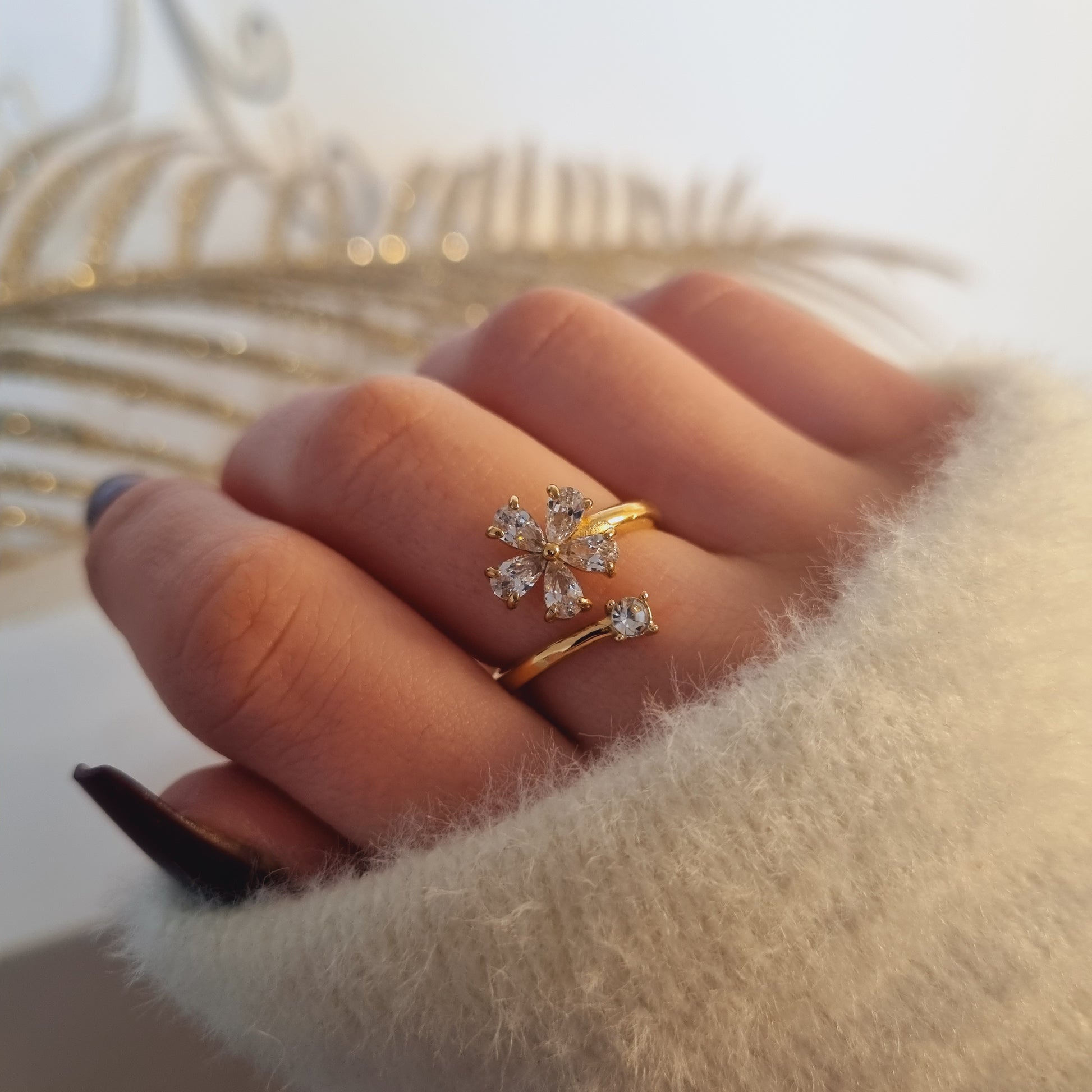 Bague dorée en acier inoxydable ajustable Milly, photo portée, motif fleur élégante ornée de pierres étincelantes - Bijouterie Paribell
