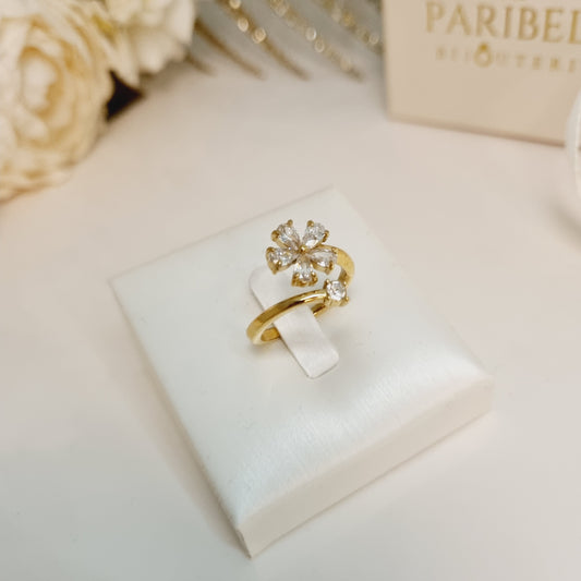Bague dorée en acier inoxydable ajustable Mila, motif fleur élégante ornée de pierres étincelantes - Bijouterie Paribell