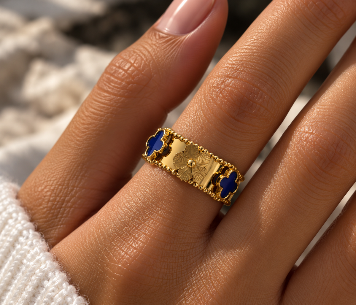 Bague dorée fleur centrale et motifs trèfle bleu en acier inoxydable