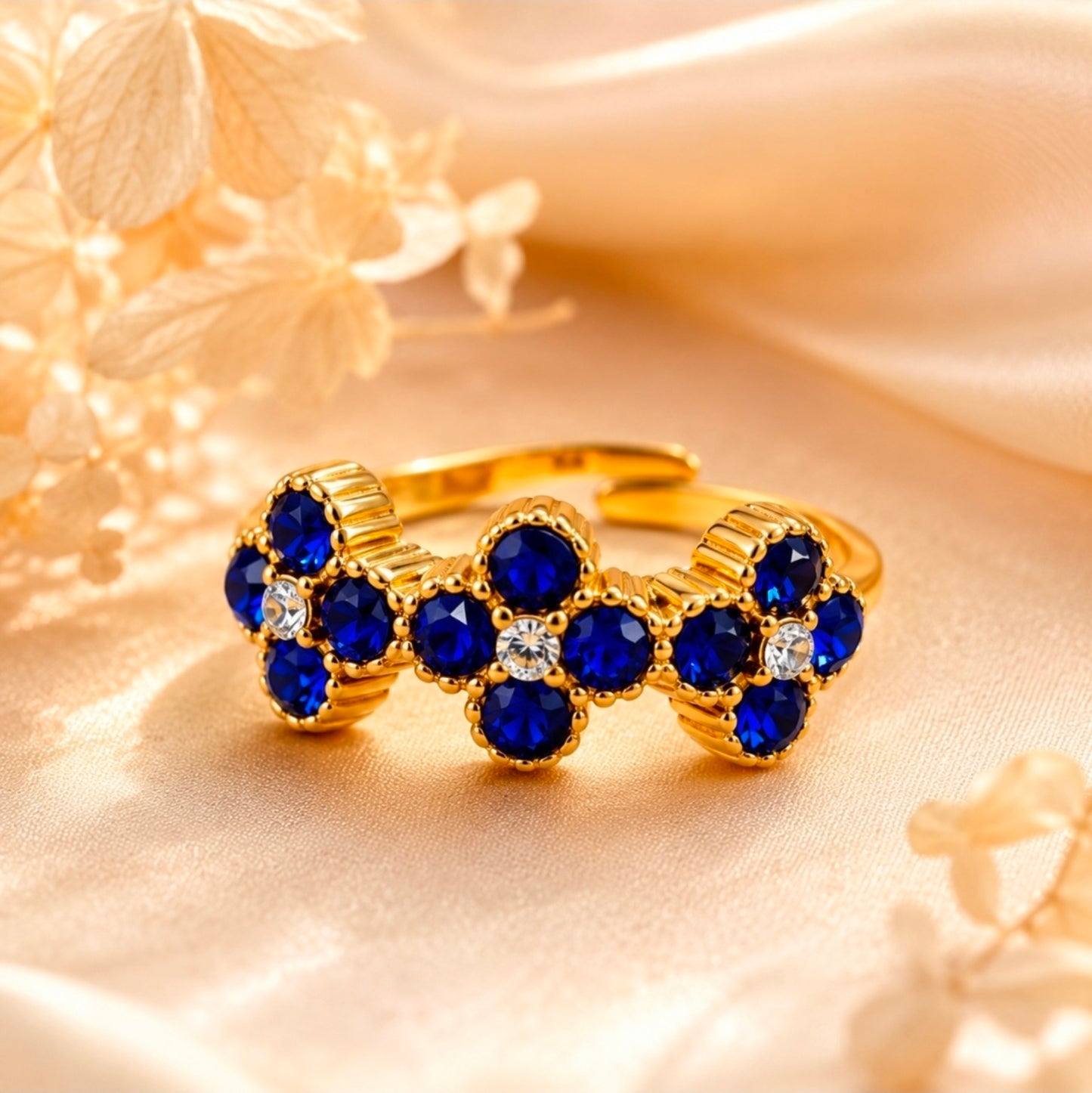 Bague dorée ajustable ornée de fleurs en pierres bleues et blanches