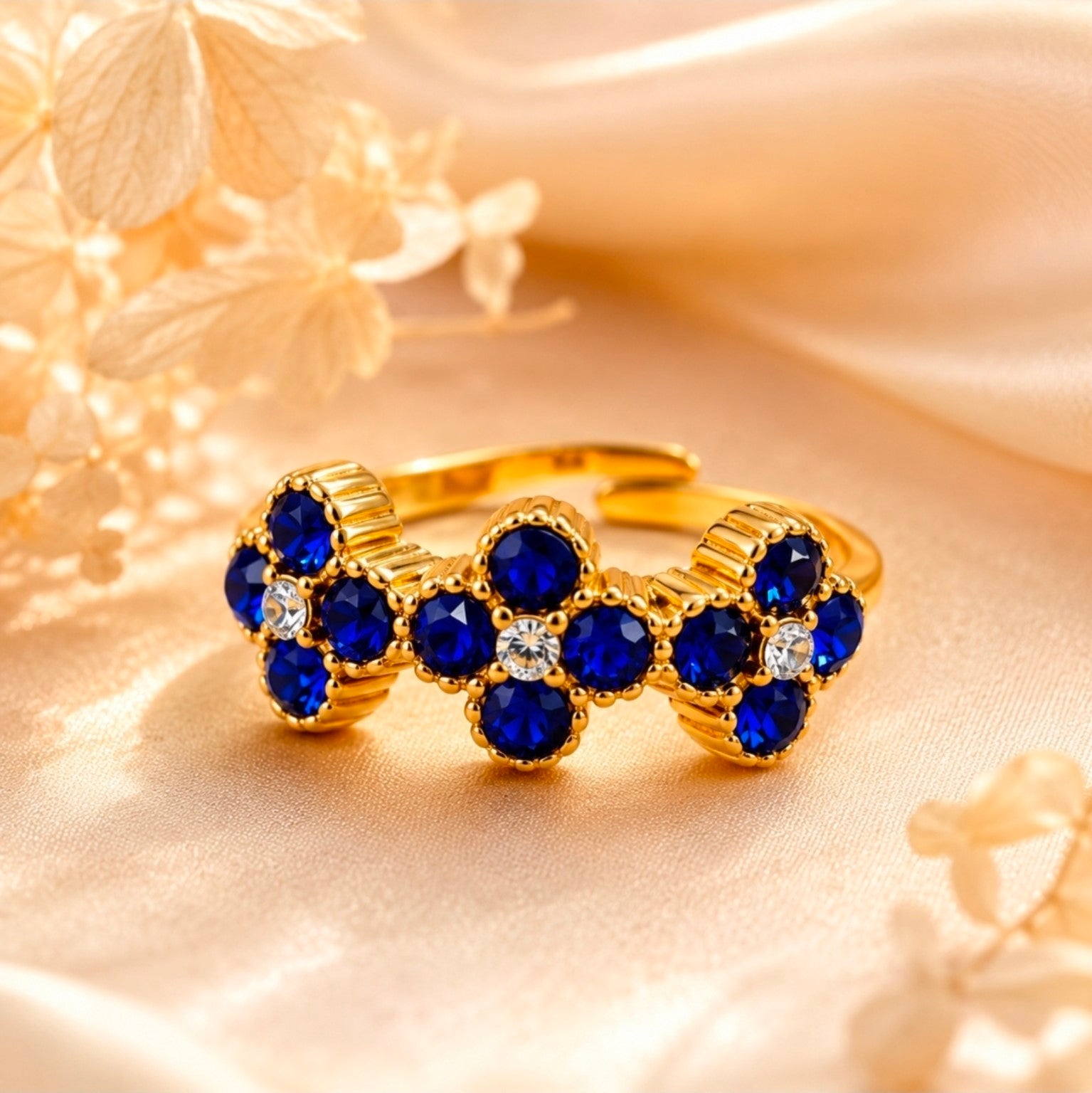 Bague dorée ajustable ornée de fleurs en pierres bleues et blanches