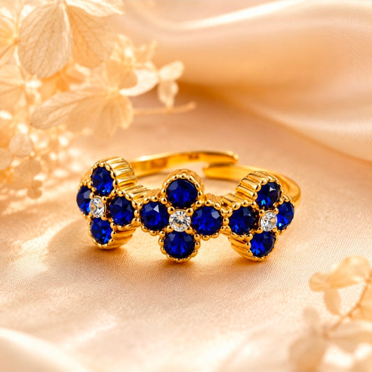 Bague dorée ajustable ornée de fleurs en pierres bleues et blanches
