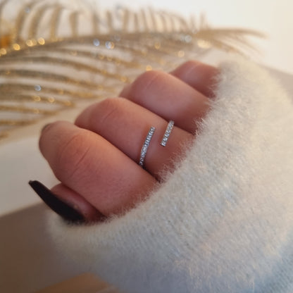 Bague Inès en acier inoxydable argenté avec strass, design ouvert, taille ajustable – Élégance sobre signée Paribell. Photo portée