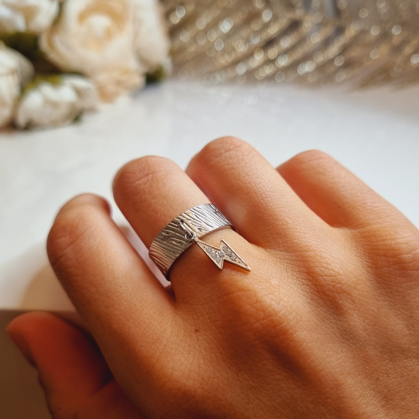 Bague jonc argentée en acier inoxydable avec breloque éclair et strass, taille ajustable, élégante et moderne