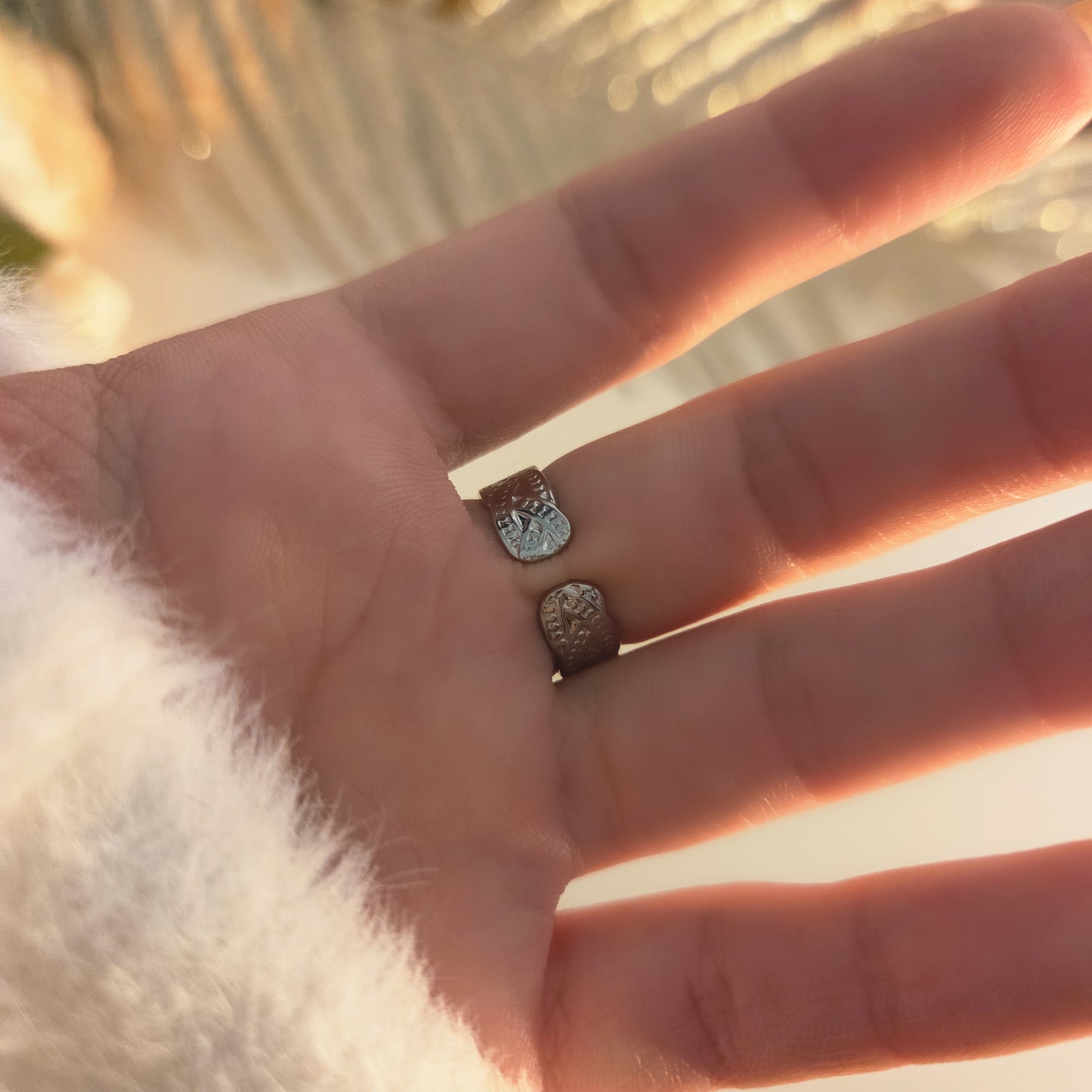Vue latérale de la bague révélant l’épaisseur de l’anneau et la profondeur des motifs.