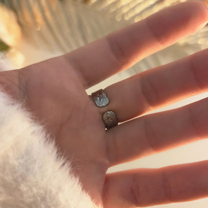 Vue latérale de la bague révélant l’épaisseur de l’anneau et la profondeur des motifs.