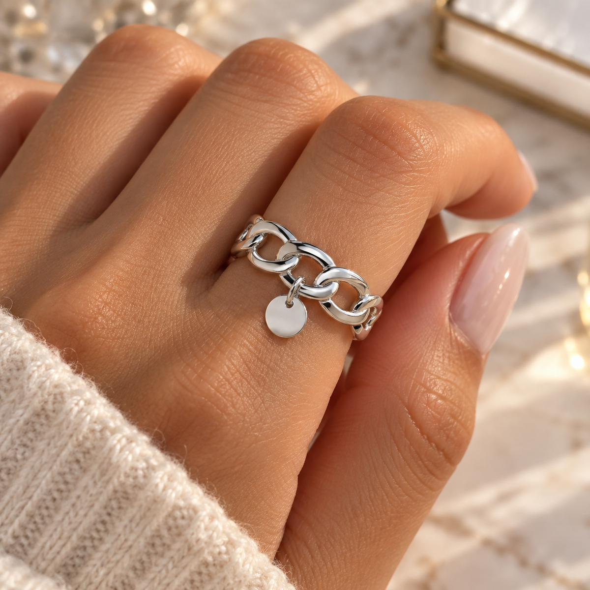 Bague femme à maillons avec médaille ronde argentée