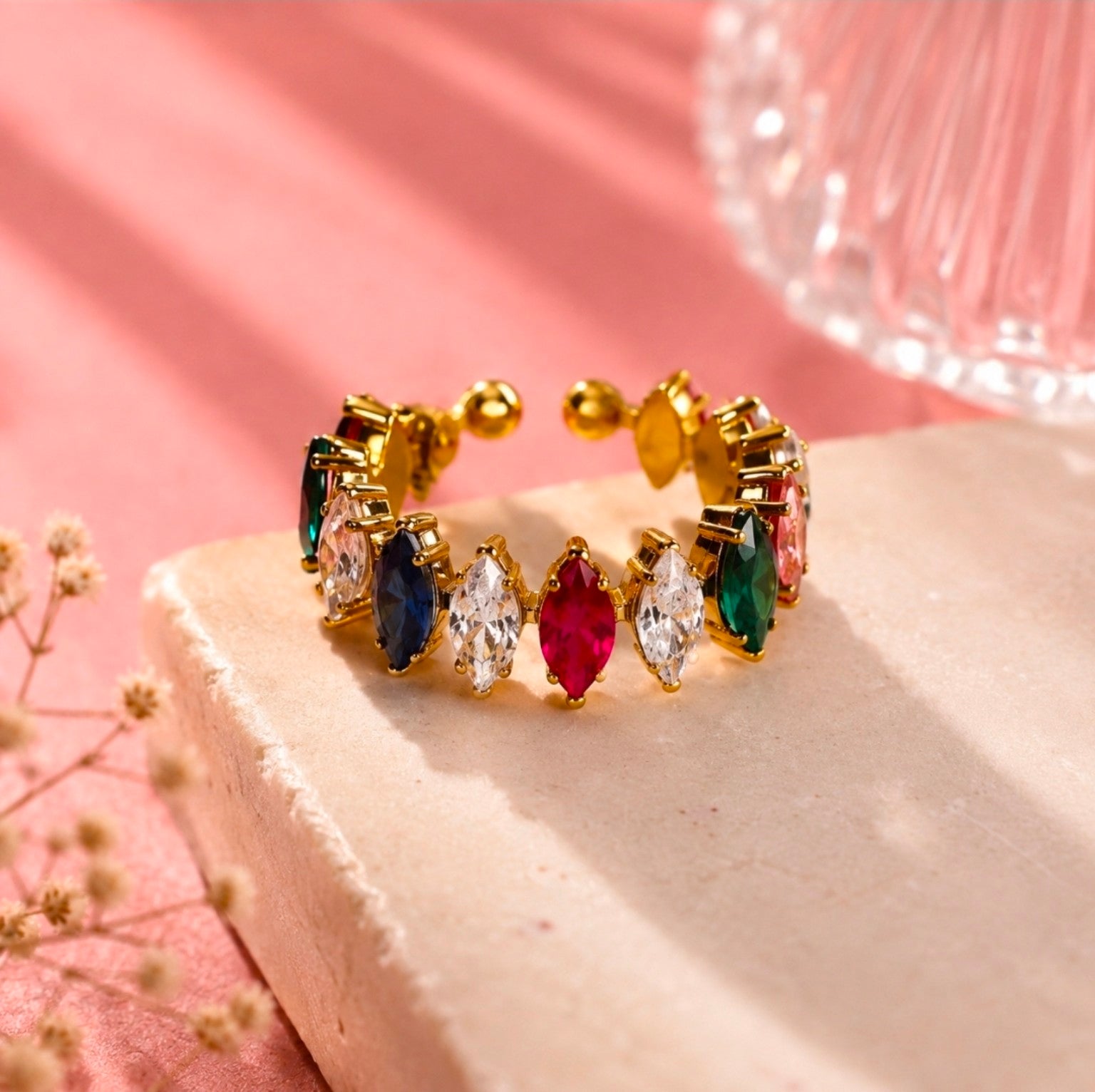 Bague dorée ajustable ornée de pierres marquise multicolores