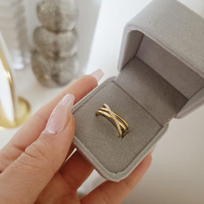 Bague dorée multirangs avec détails pavés présentée dans un écrin