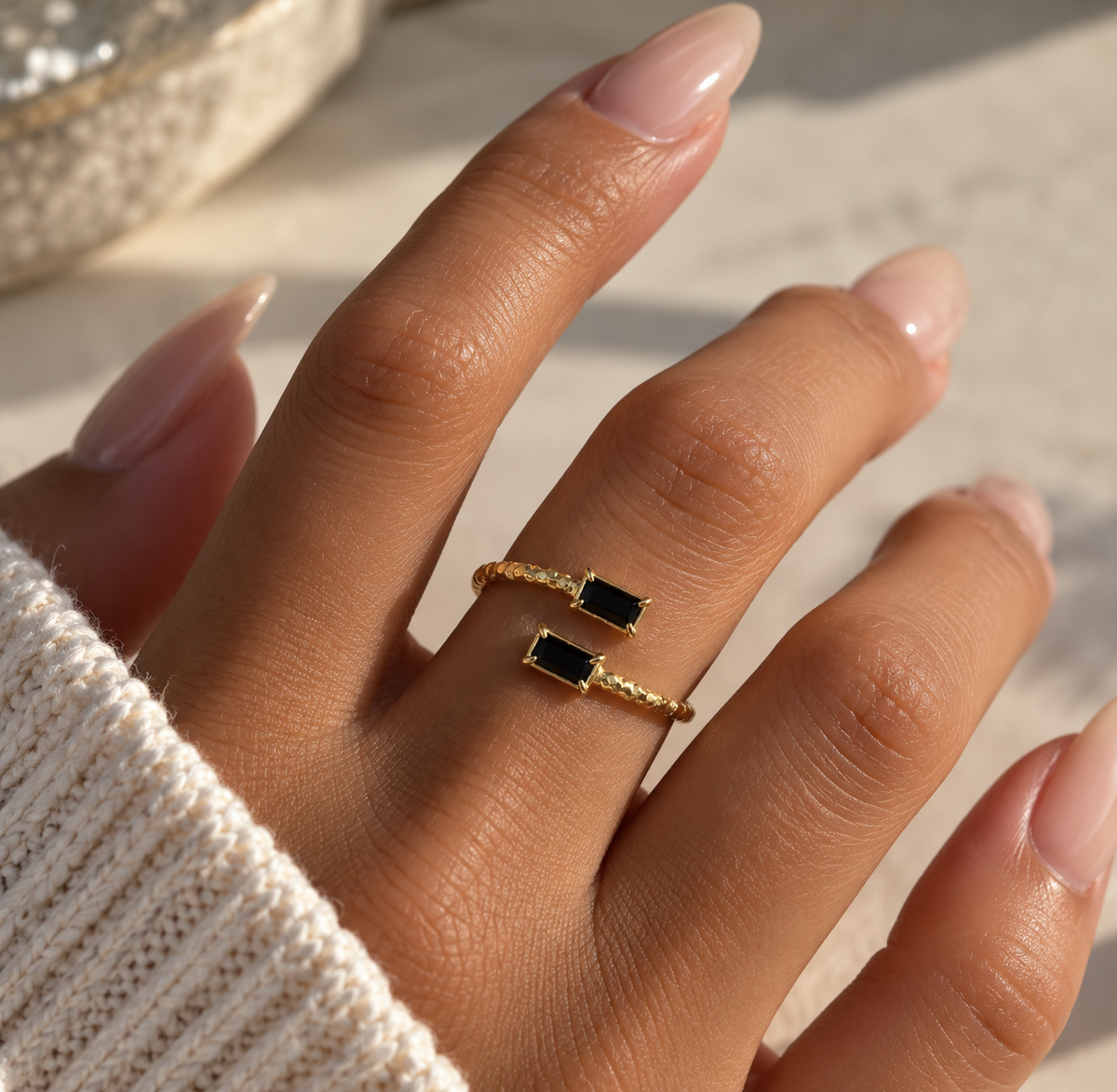 Bague femme dorée ouverte avec pierres noires rectangulaires