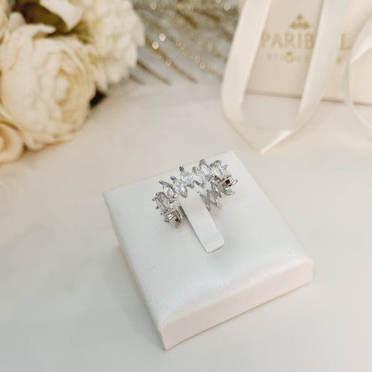 Bague Alina en acier inoxydable doré avec pierres brillantes sur support blanc – Bijou ajustable élégant. Cadeau romantique pour femme.