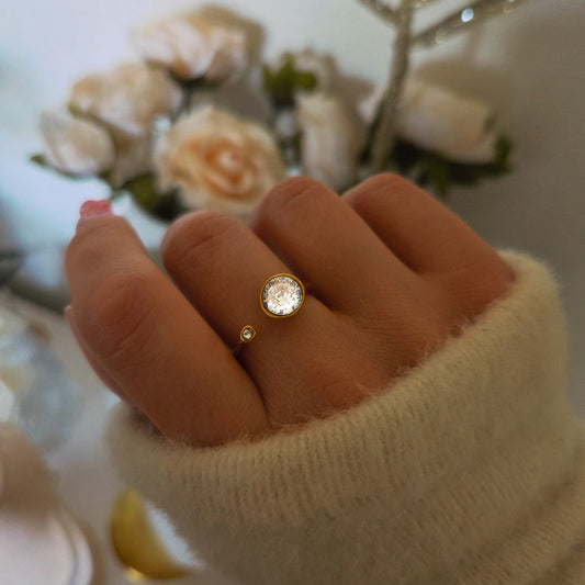 Bague ouverte dorée avec grand cristal rond et petit cristal portée
