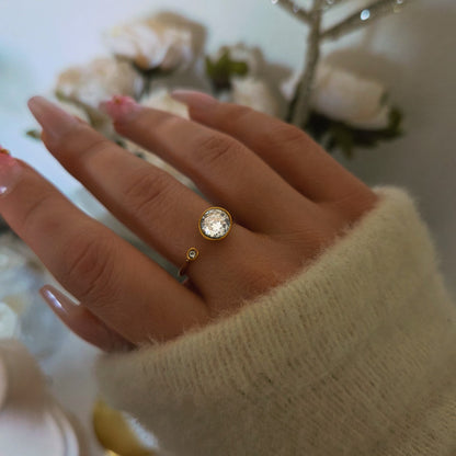 Bague ouverte dorée asymétrique sertie de deux cristaux portée
