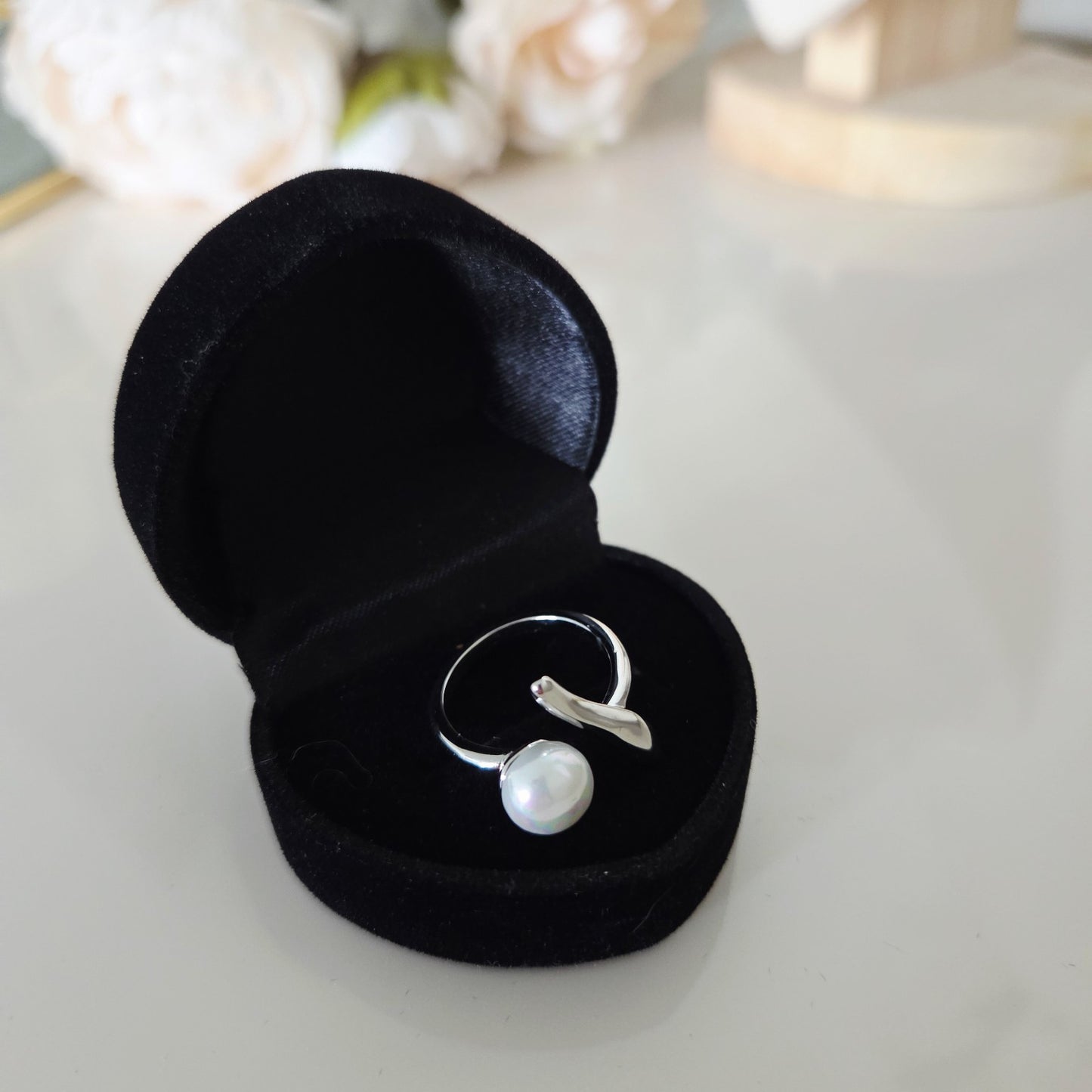 Bague ouverte à perle blanche dans une boîte cadeau noire