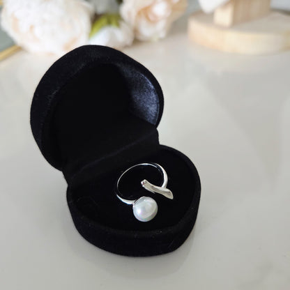 Bague ouverte à perle blanche dans une boîte cadeau noire