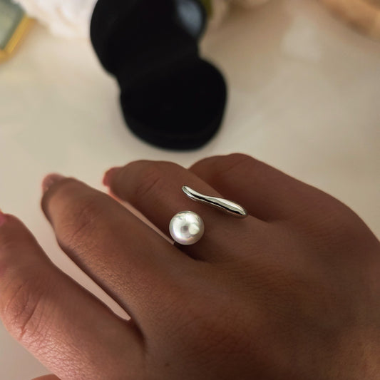 Bague ouverte à perle blanche et détail organique portée
