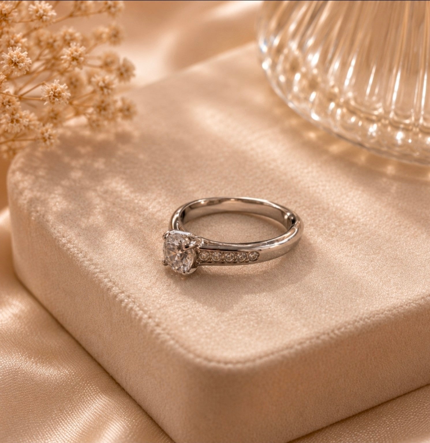 Bague solitaire argentée avec pierre centrale ronde et pavage de pierres blanches