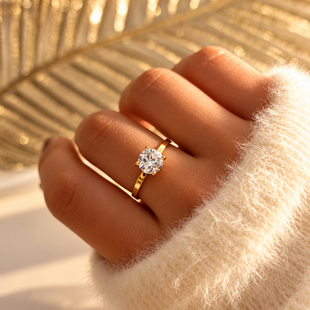 Bague solitaire dorée à pierre ronde transparente montée sur quatre griffes et anneau lisse